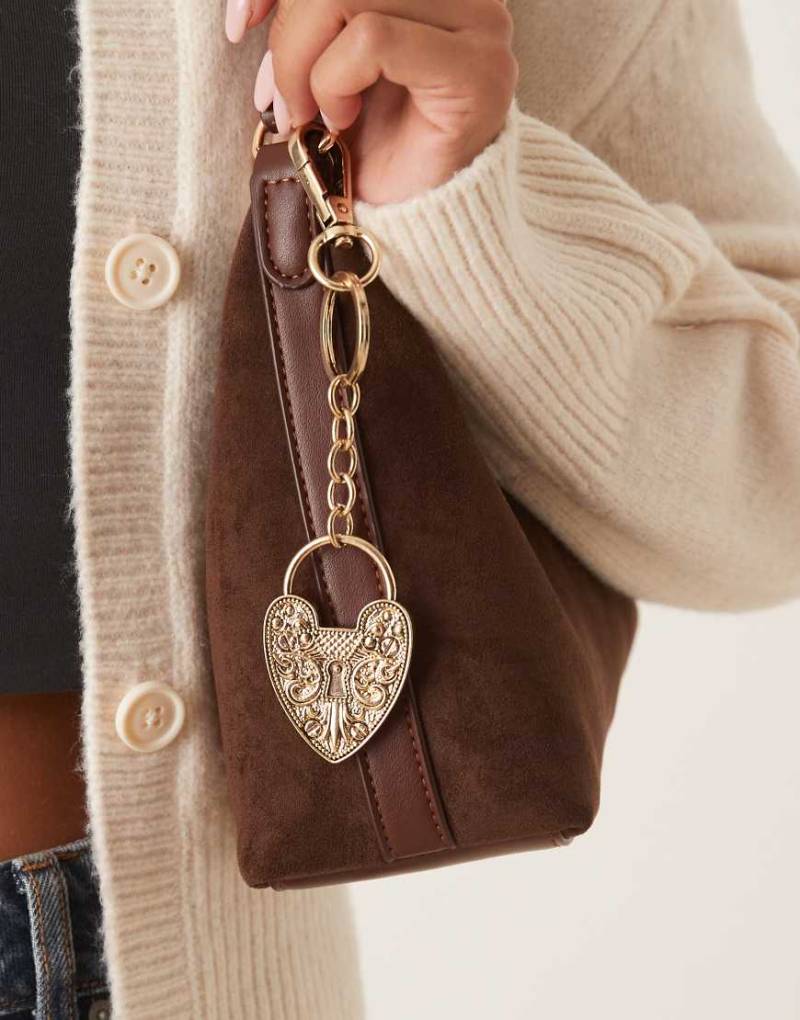 DesignB London - Goldfarbener Statement-Taschenanhänger mit Boho-Herzdesign von DesignB London
