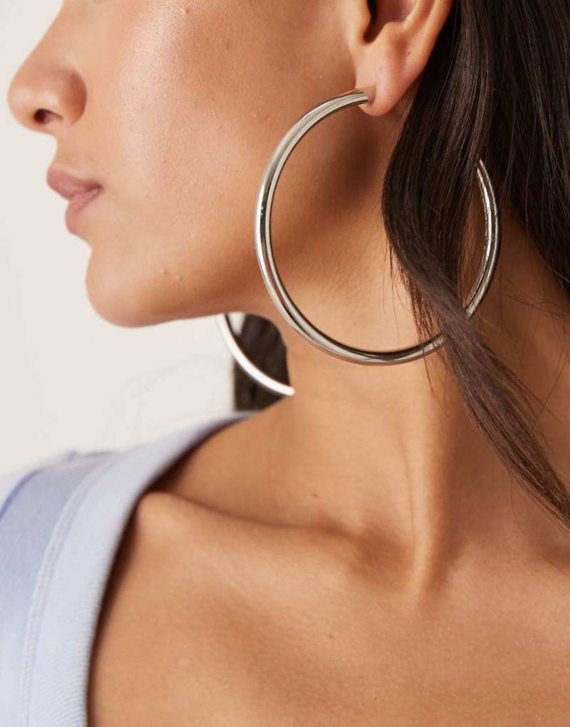 DesignB London - Große, breite Creolen in Silberoptik, 76 mm von DesignB London