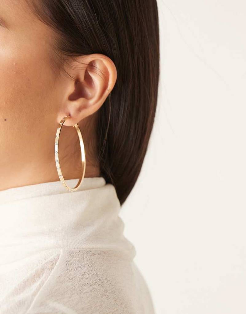 DesignB London - Große, verzierte Creolen in Goldoptik-Goldfarben von DesignB London