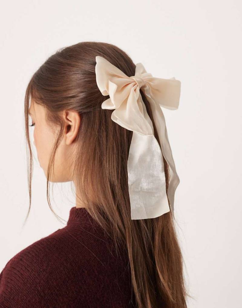 DesignB London - Haarschleife in Cremeweiß von DesignB London