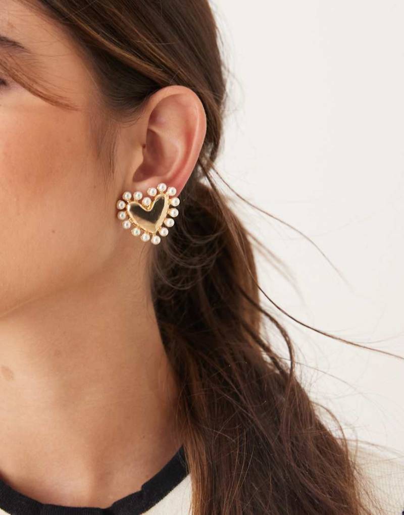 DesignB London - Herzförmige Statement-Ohrstecker in Gold mit Perlenbesatz-Goldfarben von DesignB London