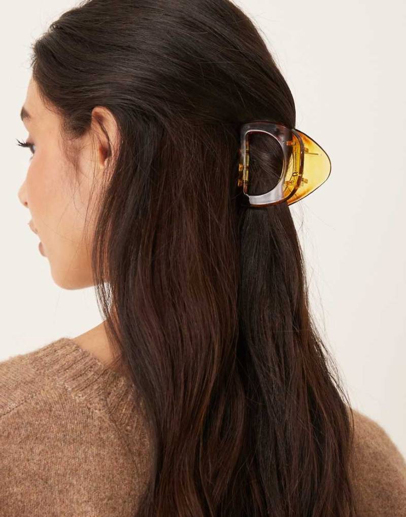 DesignB London - Kleine, gebogene Haarklammer in Braun-Brown von DesignB London