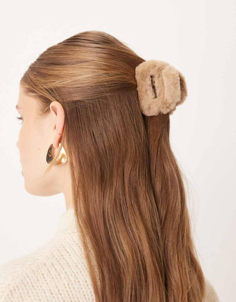 DesignB London - Kleine Haarklammer aus Kunstpelz in Braun-Brown DesignB London - Kleine Haarklammer aus Kunstpelz in Braun-Brown von DesignB London