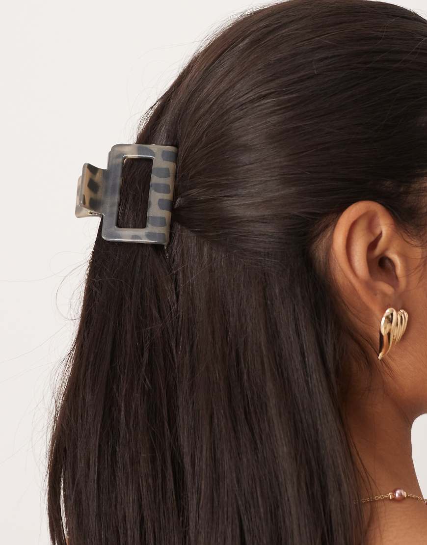 DesignB London - Kleine Haarklammer in neutralem Farbton mit Animal-Print von DesignB London