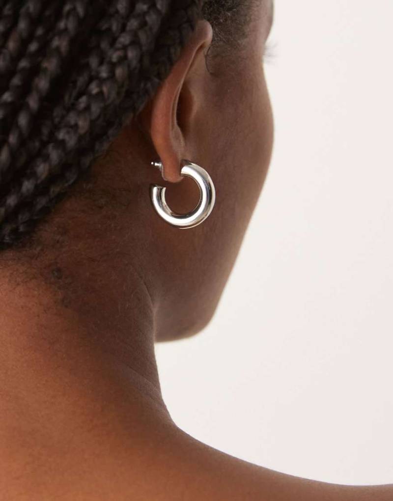 DesignB London - Klobige, mittelgroße Creolen in Silberoptik-Goldfarben von DesignB London