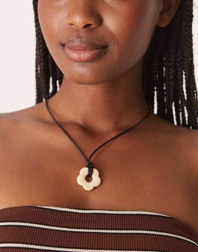 DesignB London - Kordel-Halskette in Creme mit Kunstharz-Anhänger-Weiß von DesignB London