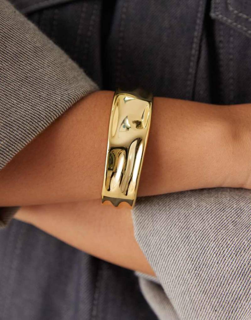 DesignB London - Leichter, goldfarbener Armreif mit geschmolzenem Design von DesignB London