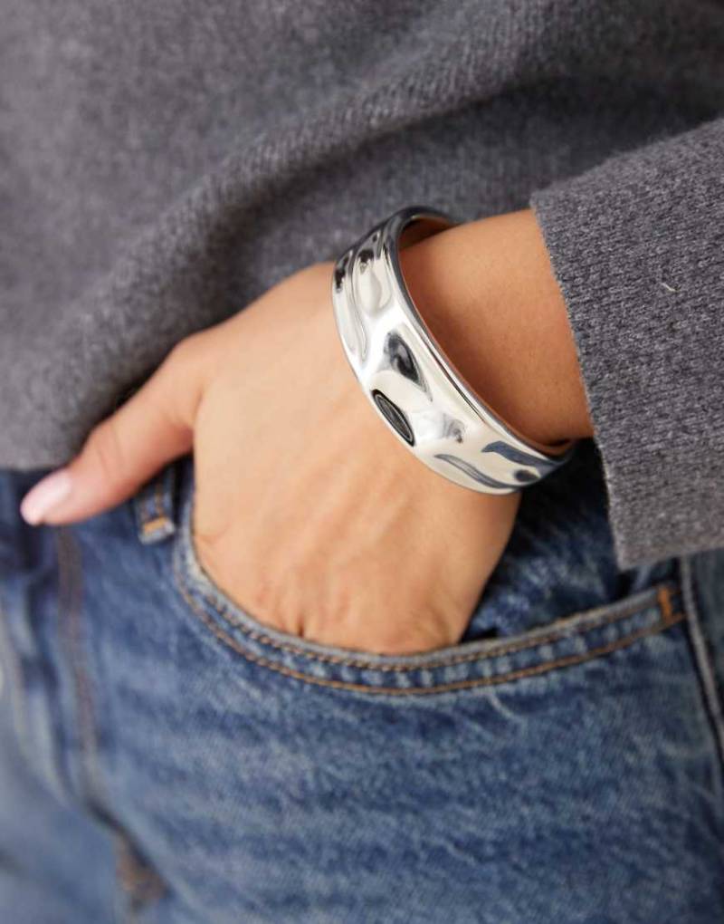 DesignB London - Leichter, silberfarbener Armreif von DesignB London