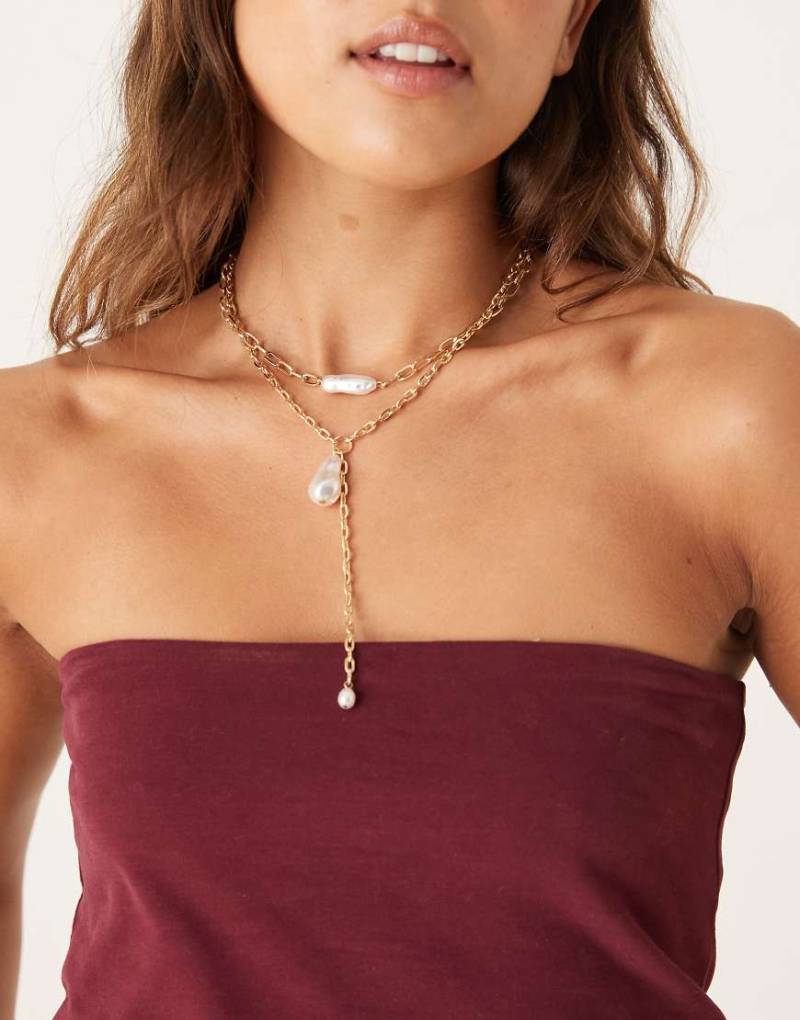 DesignB London - Mehrreihige, goldfarbene Lariat-Halskette mit Zierperlen von DesignB London