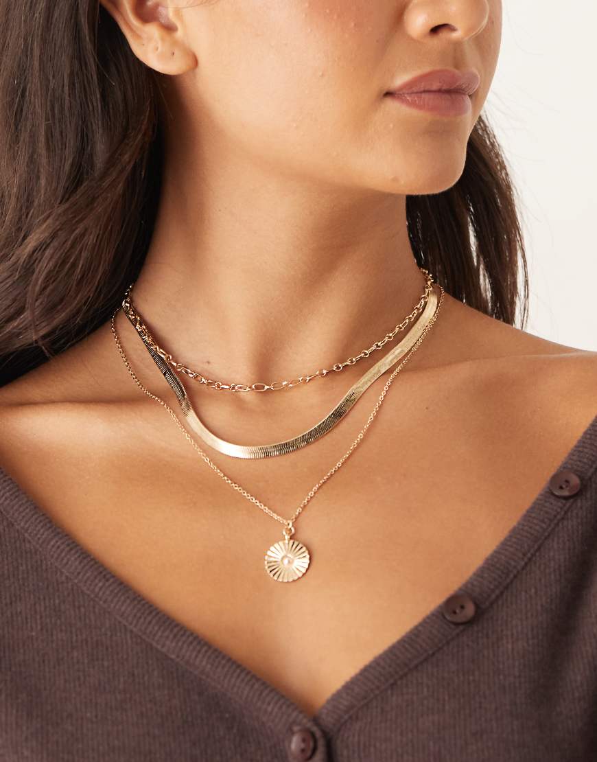 DesignB London - Mehrreihige, goldfarbene Schlangenkette mit Perlenanhänger DesignB London - Mehrreihige, goldfarbene Schlangenkette mit Perlenanhänger von DesignB London