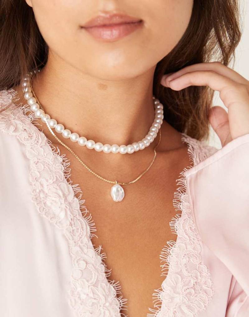 DesignB London - Mehrreihige goldfarbene Halskette mit Kunstperlen-Anhänger von DesignB London