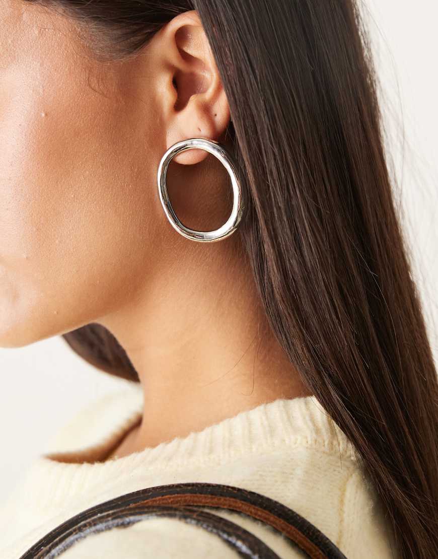 DesignB London - Offene Statement-Ohrstecker in Silberoptik von DesignB London