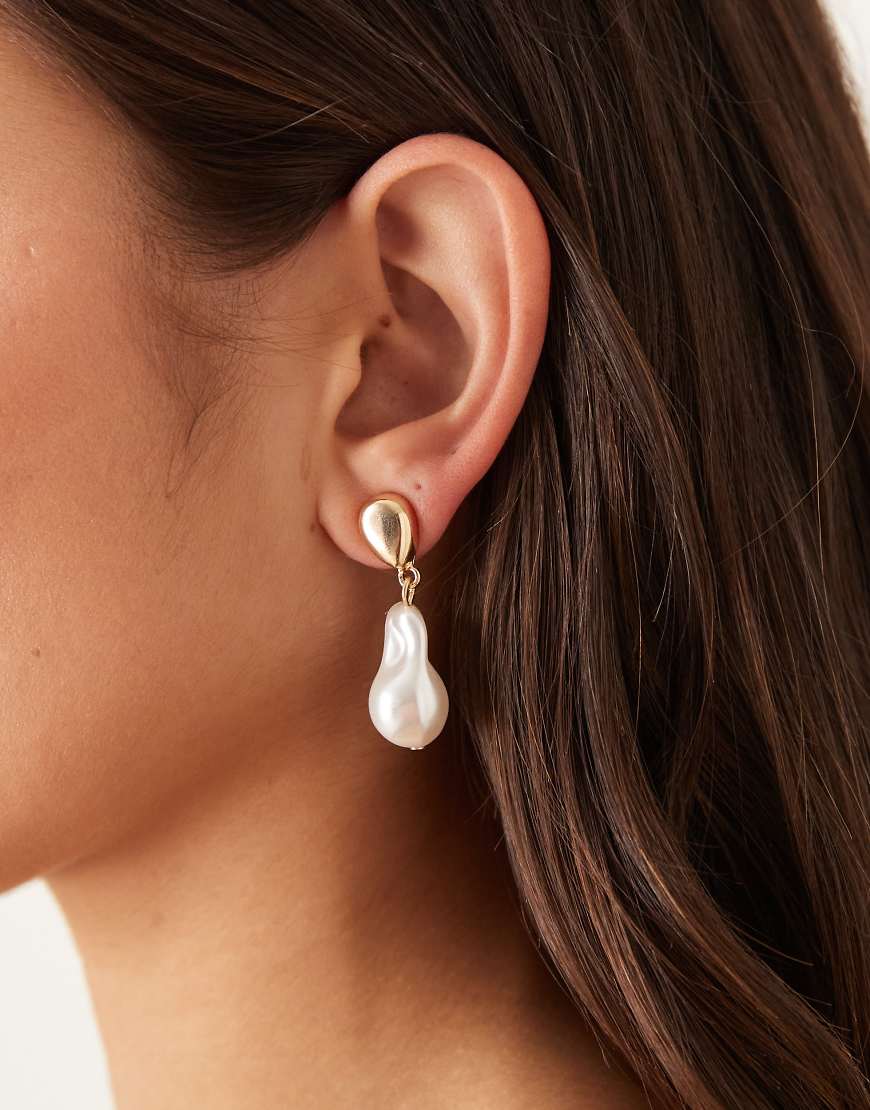DesignB London - Ohrringe in Gold mit Perlenanhänger-Goldfarben von DesignB London