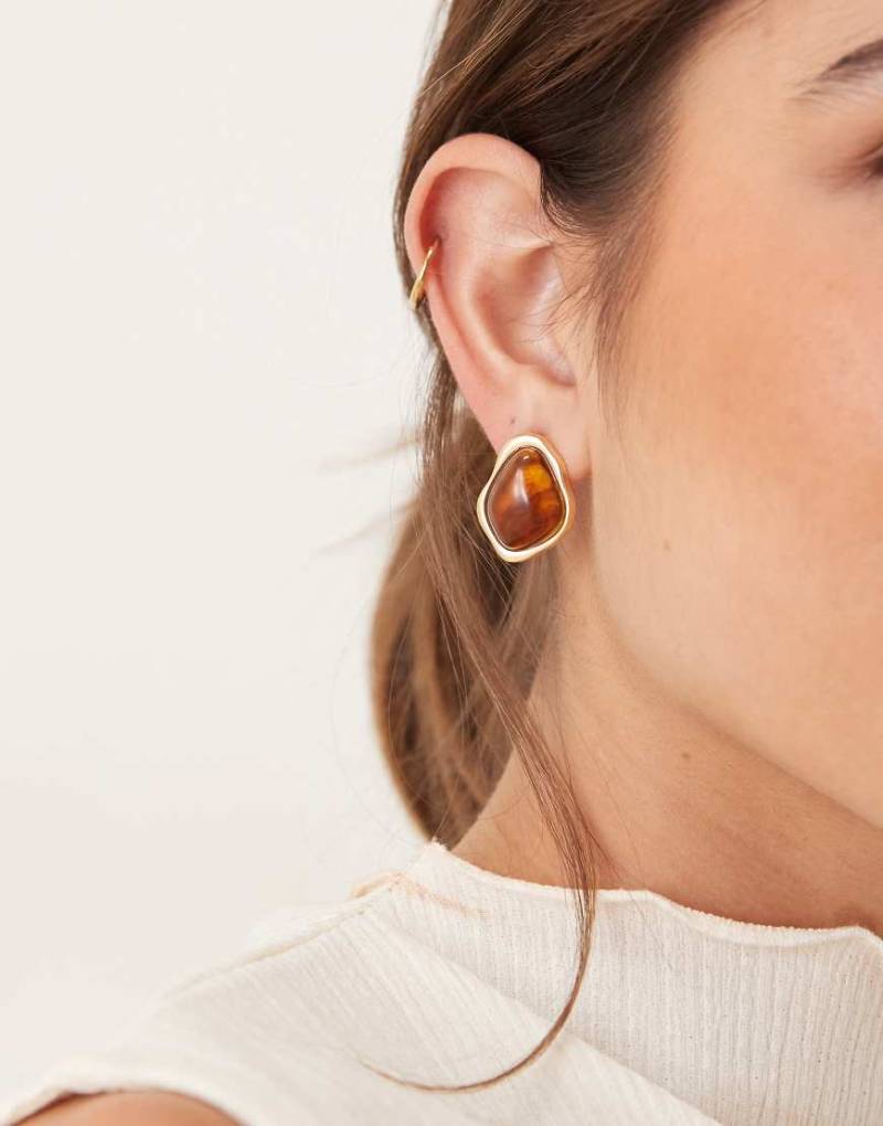 DesignB London - Ohrstecker in Gold-Optik mit bernsteinfarbenem Kunstharz-Anhänger-Goldfarben von DesignB London