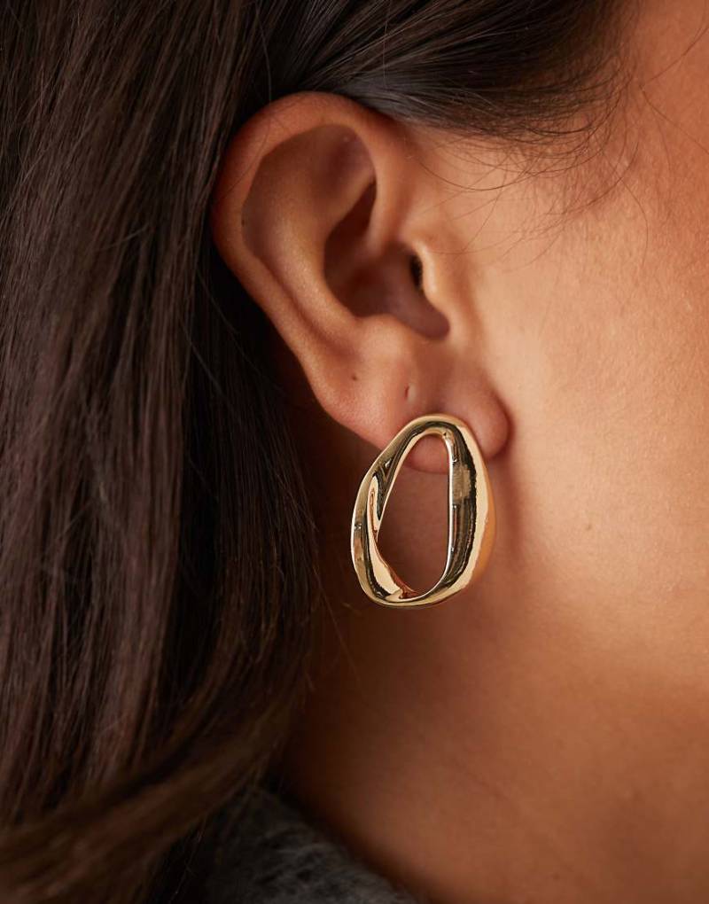 DesignB London - Ohrstecker in Gold mit geschmolzenem Design-Goldfarben von DesignB London