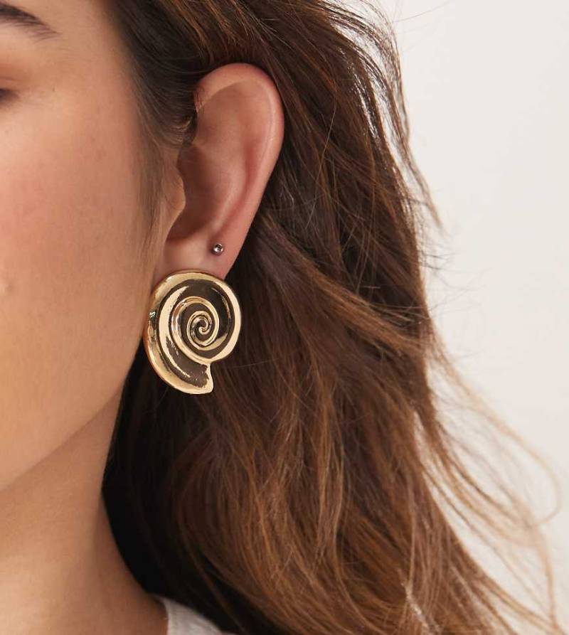 DesignB London - Ohrstecker mit spiralförmigem Muschel-Design in Gold-Goldfarben von DesignB London