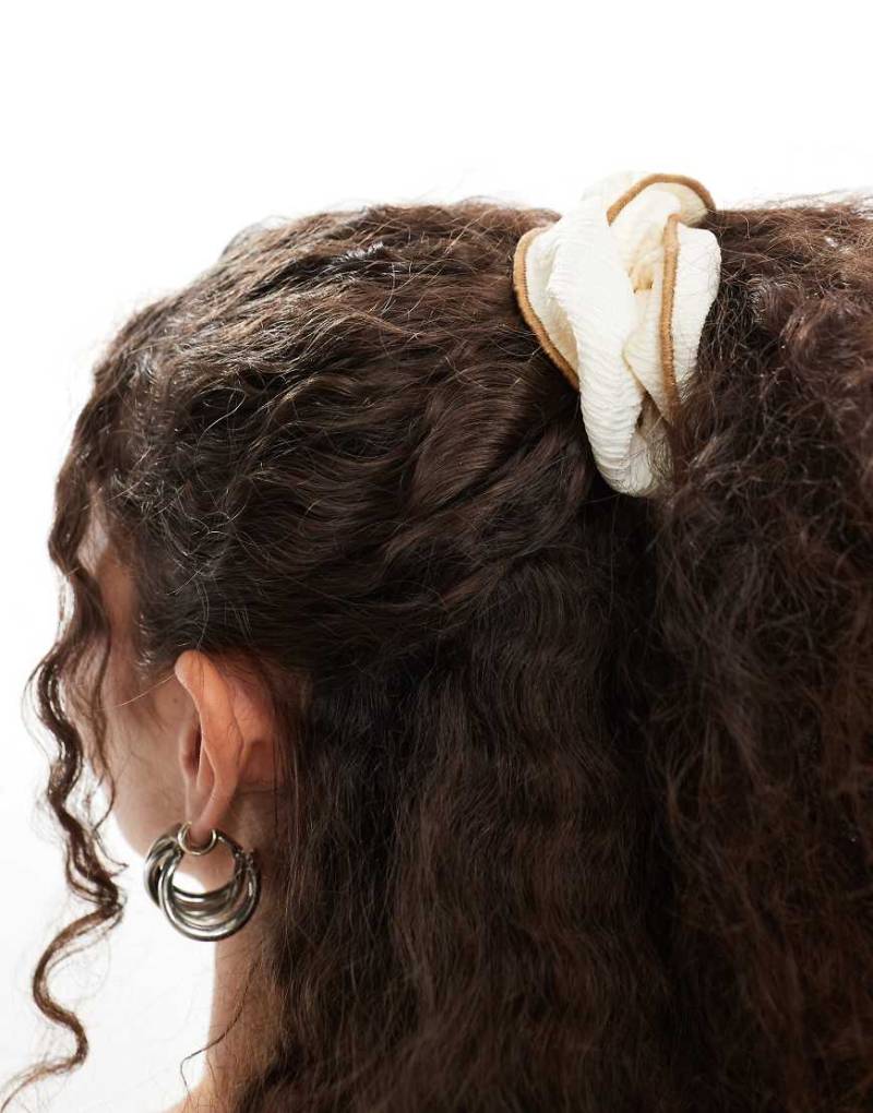 DesignB London - Oversize-Scrunchie-Haarband in Creme mit kontrastierender Naht-Weiß von DesignB London