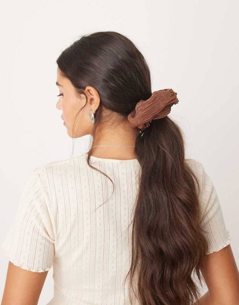 DesignB London - Oversize-Scrunchie in Metallic-Braun von DesignB London