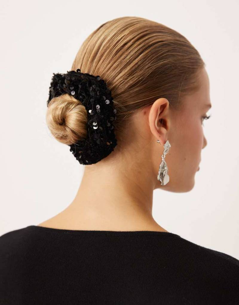DesignB London - Oversize-Scrunchie in Schwarz mit Paillettenbesatz von DesignB London
