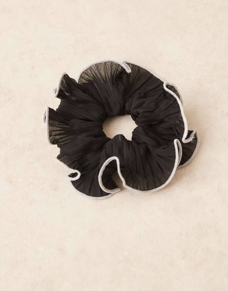 DesignB London - Plissierter Scrunchie-Haargummi in Schwarz mit Kontraststreifen von DesignB London
