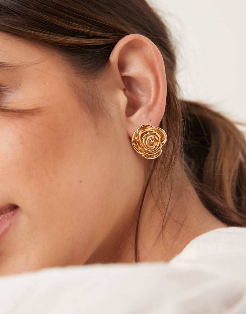 DesignB London - Rosen-Ohrstecker in Gold-Goldfarben von DesignB London
