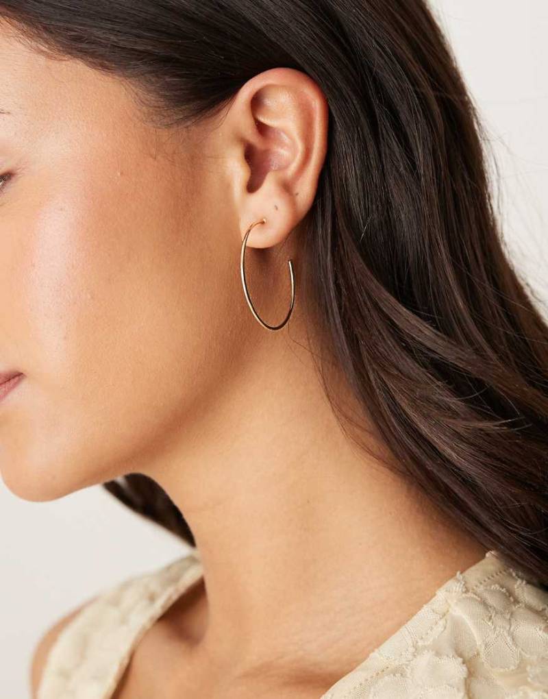 DesignB London - Schmale Creolen in Gold-Optik-Goldfarben von DesignB London