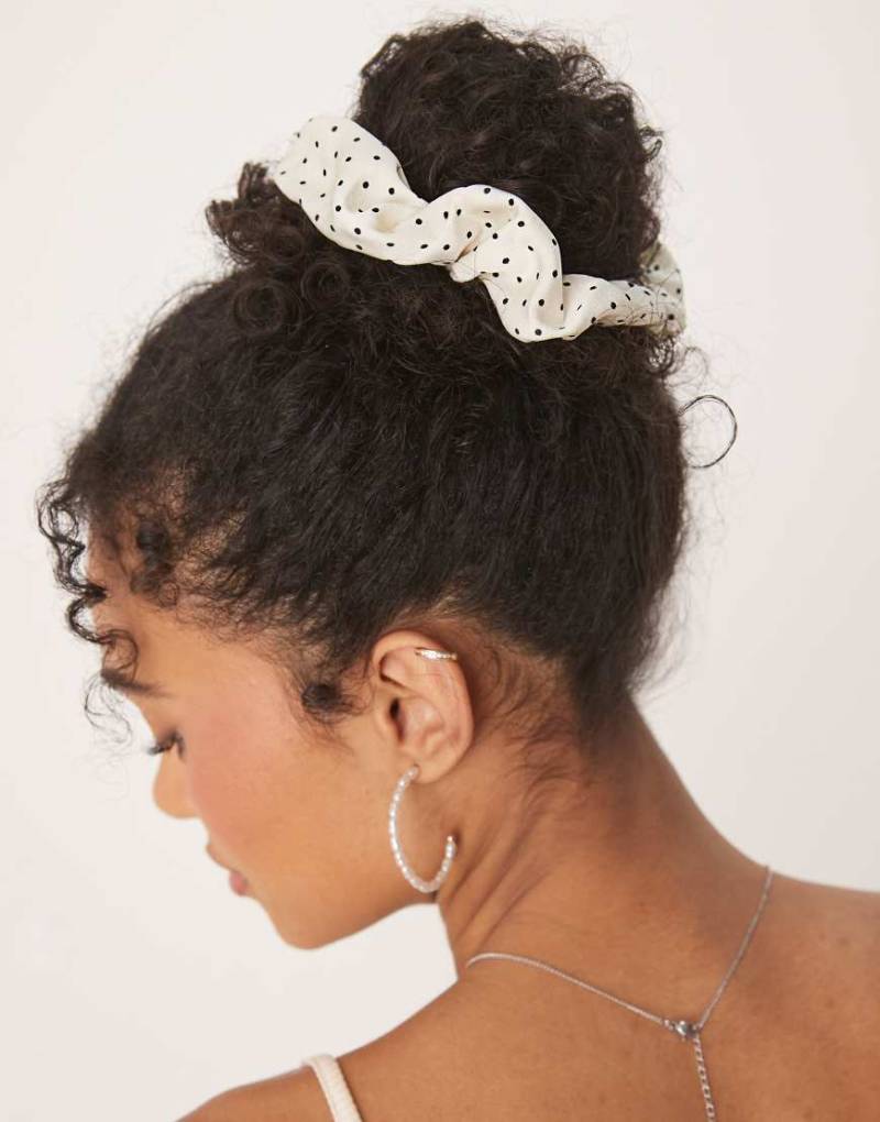 DesignB London - Scrunchie-Haargummi aus Satin in gepunktetem Weiß von DesignB London