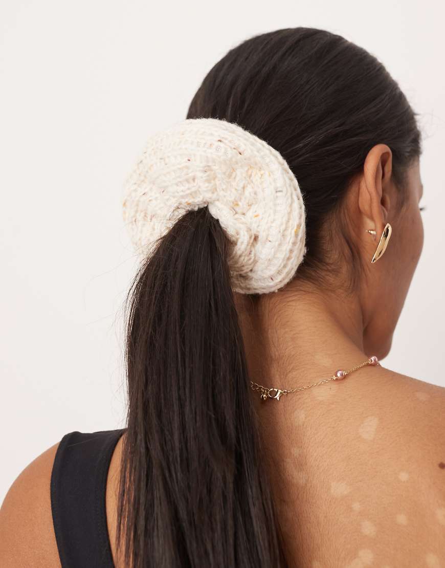 DesignB London - Scrunchie-Haargummi aus Strickstoff in Creme-Weiß von DesignB London