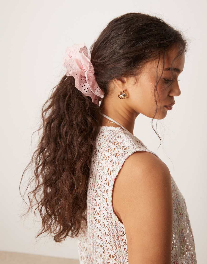 DesignB London - Scrunchie-Haargummi in Blassrosa mit Lochstickerei DesignB London - Scrunchie-Haargummi in Blassrosa mit Lochstickerei von DesignB London