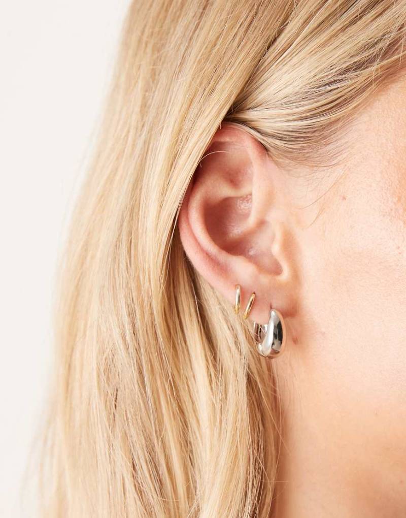 DesignB London - Silberfarbene, bauchige kleine Creolen von DesignB London