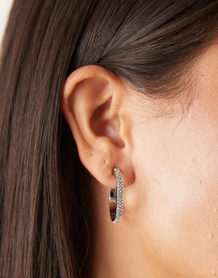 DesignB London - Silberfarbene Creolen mit Verzierung von DesignB London