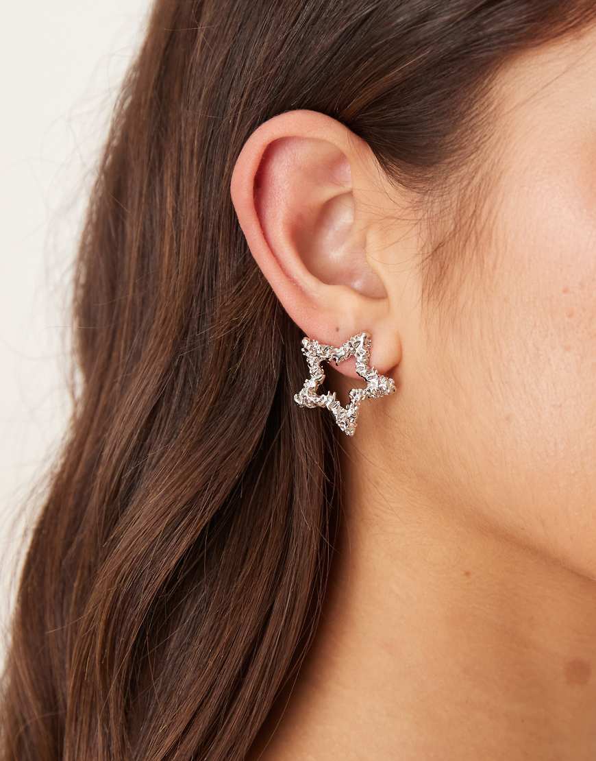 DesignB London - Silberfarbene Ohrstecker im geschmolzenen Stern-Design von DesignB London