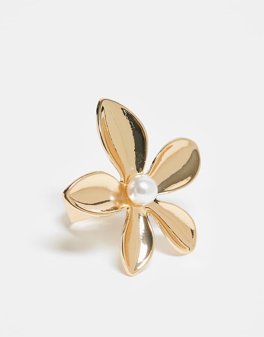 DesignB London - Statement-Ring in goldfarbener Blütenform von DesignB London