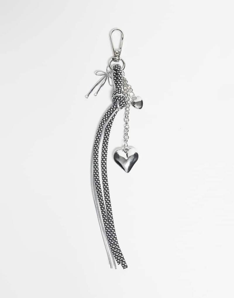 DesignB London - Taschenanhänger mit Bungee-Seil mit Polka Dots in Schwarz und Weiß und Herz-Anhänger von DesignB London