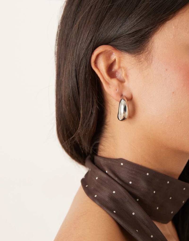 DesignB London - Tropfenförmige Creolen in Silberoptik, 25 mm von DesignB London