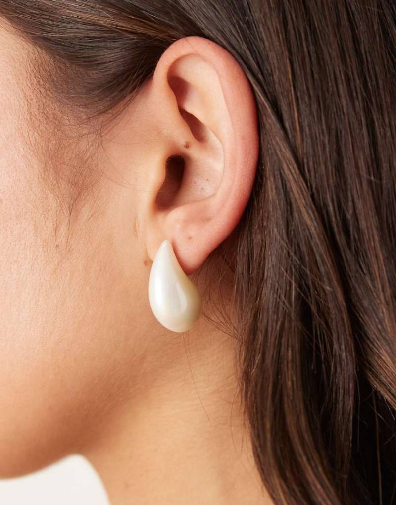 DesignB London - Tropfenförmige Ohrringe in Perlenoptik-Weiß von DesignB London