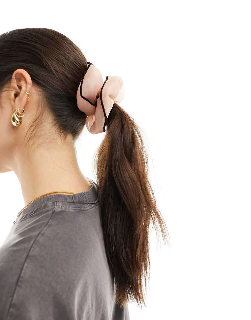 DesignB London - Übergroßer Scrunchie-Haargummi aus Organza in Taupe mit Ziernaht-Rosa DesignB London - Übergroßer Scrunchie-Haargummi aus Organza in Taupe mit Ziernaht-Rosa von DesignB London