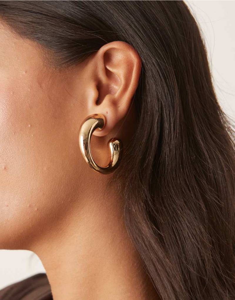 DesignB London - Unregelmäßig geformte Creolen in Goldoptik mit breitem Design-Goldfarben von DesignB London