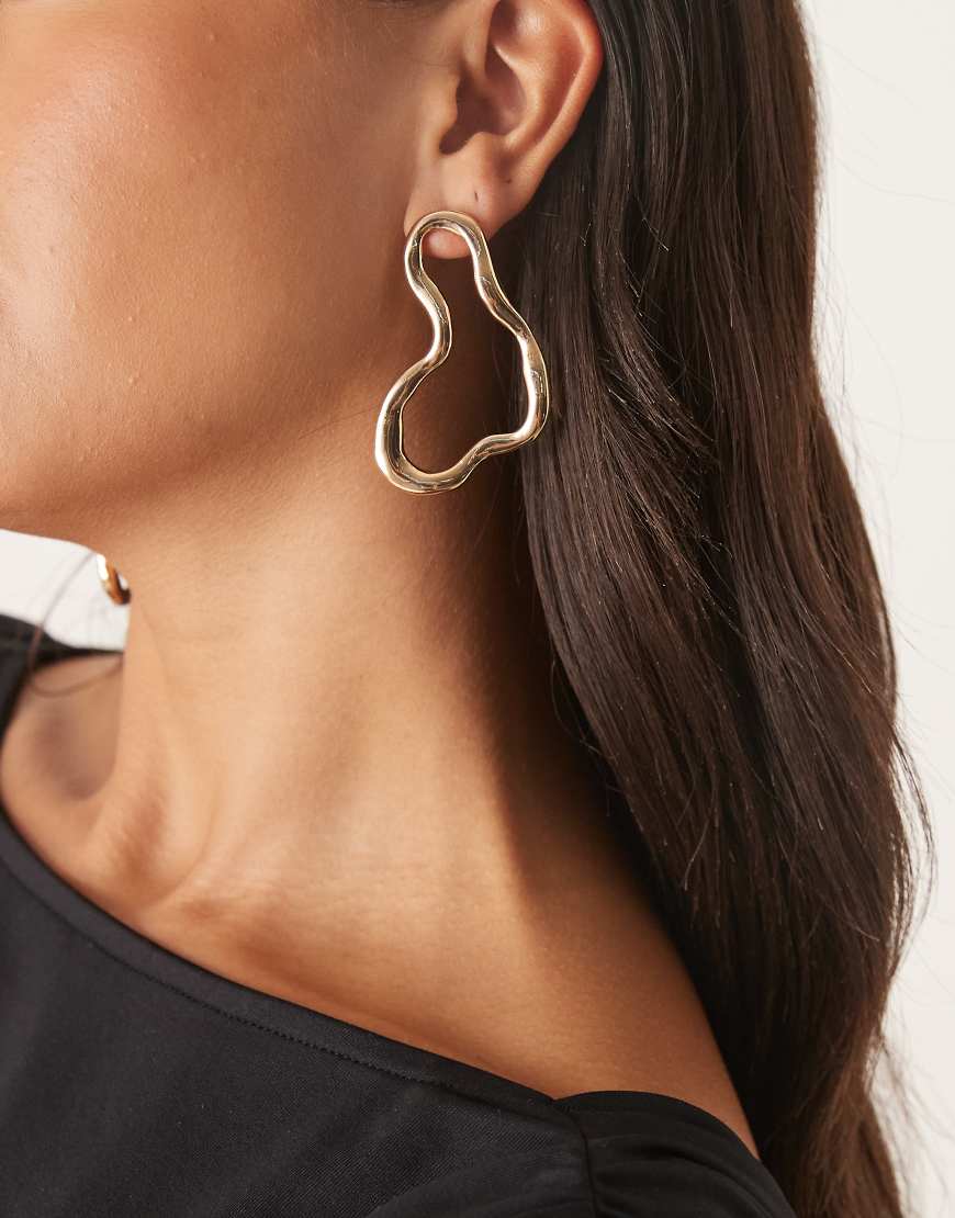 DesignB London - Unregelmäßig geformte Ohrstecker in Goldoptik mit geschmolzenem Design-Goldfarben DesignB London - Unregelmäßig geformte Ohrstecker in Goldoptik mit geschmolzenem Design-Goldfarben von DesignB London