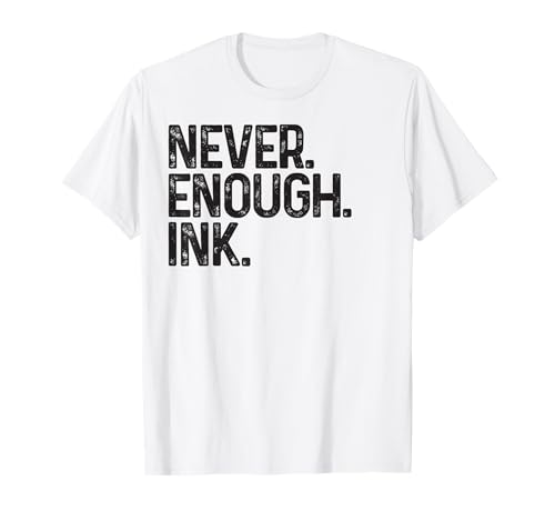 Never Enough Ink Tattoo-Liebhaber, tätowiert, Mama, Papa, Freund, eingefärbt T-Shirt Never Enough Ink Tattoo-Liebhaber, tätowiert, Mama, Papa, Freund, eingefärbt T-Shirt von DesignBoulevard
