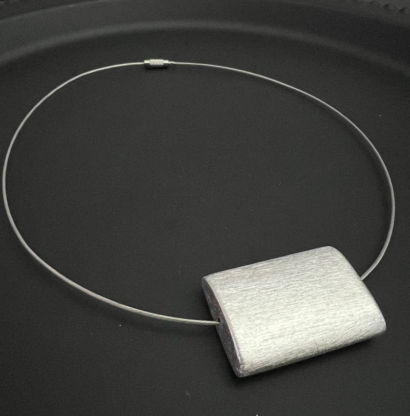 Halsreif Kette Mit Versilbertem Rechteck von DesignByAnniUndRico
