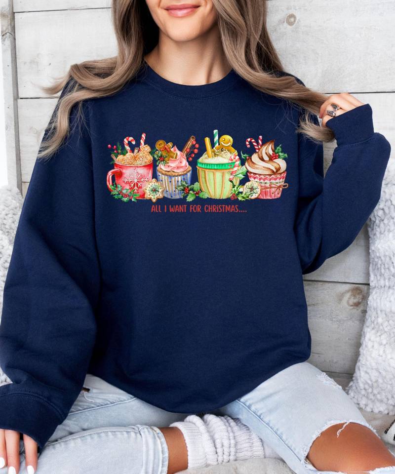 Christmas Coffee Mug Sweatshirt Festive Holiday Sweater, Weihnachtsshirt, Weihnachtsgeschenk, Weihnachts Pulli, Festliches Geschenk von DesignByCeLi