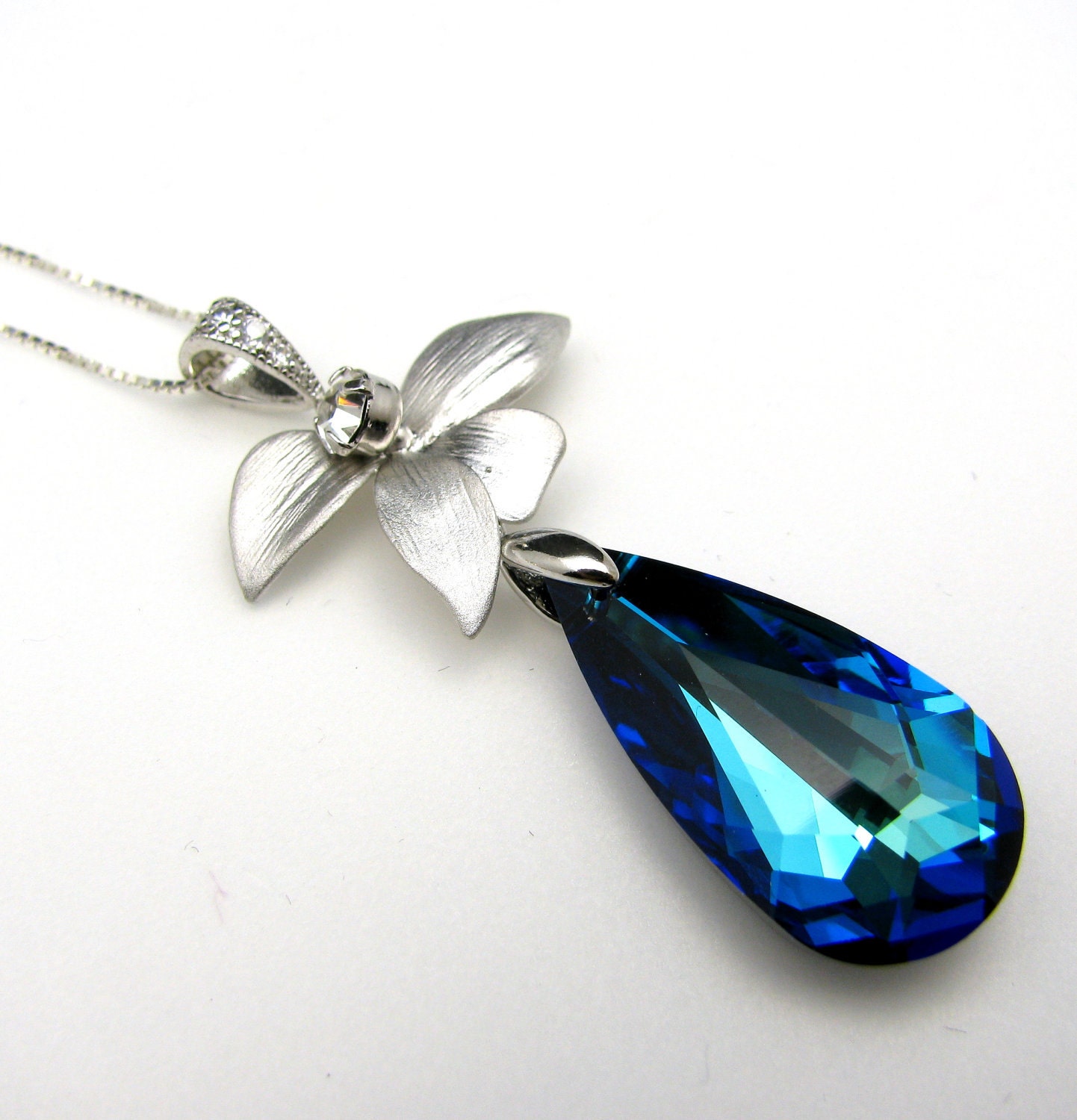 Brautjungfer Schmuck Prom Geschenk Braut Bermuda Blue Kristall Halskette in Silber Mit Orchidee Blatt-Verbinder Brautjungfer Schmuck Prom Geschenk Braut Bermuda Blue Kristall Halskette in Silber Mit Orchidee Blatt-Verbinder von DesignByKara