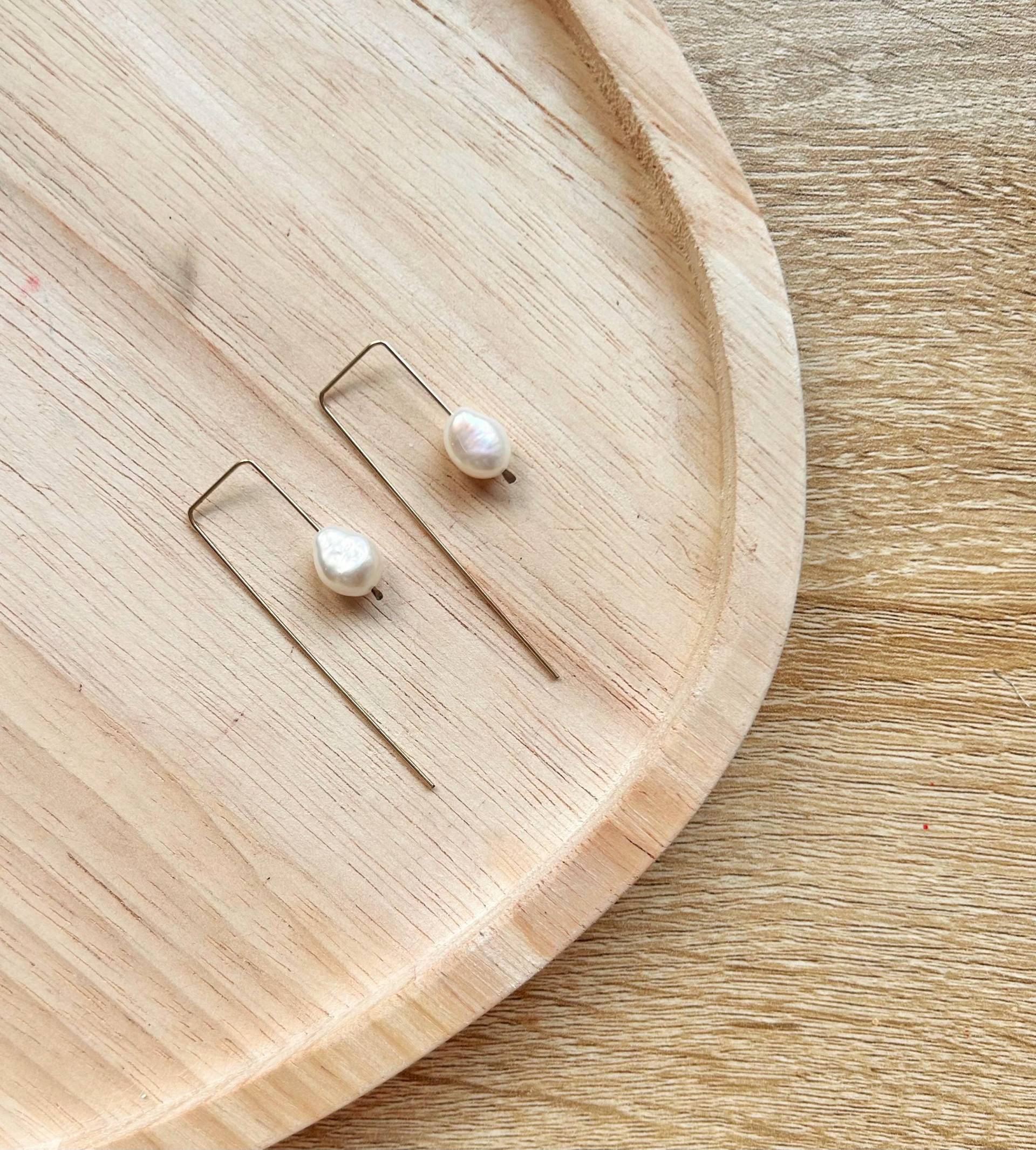 Brass Pearl Earrings, Chic Handmade Freshwater Jewelry For Everyday Style, Unique Gift Idea Her, Elegant Drop Earrings Brass Pearl Earrings, Chic Handmade Freshwater Jewelry For Everyday Style, Unique Gift Idea Her, Elegant Drop Earrings von DesignByMayaDE
