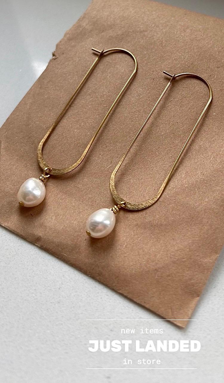 Geometric Dangle Earrings With Freshwater Pearls | Handmade Brass Drop Earrings Geometric Dangle Earrings With Freshwater Pearls | Handmade Brass Drop Earrings von DesignByMayaDE