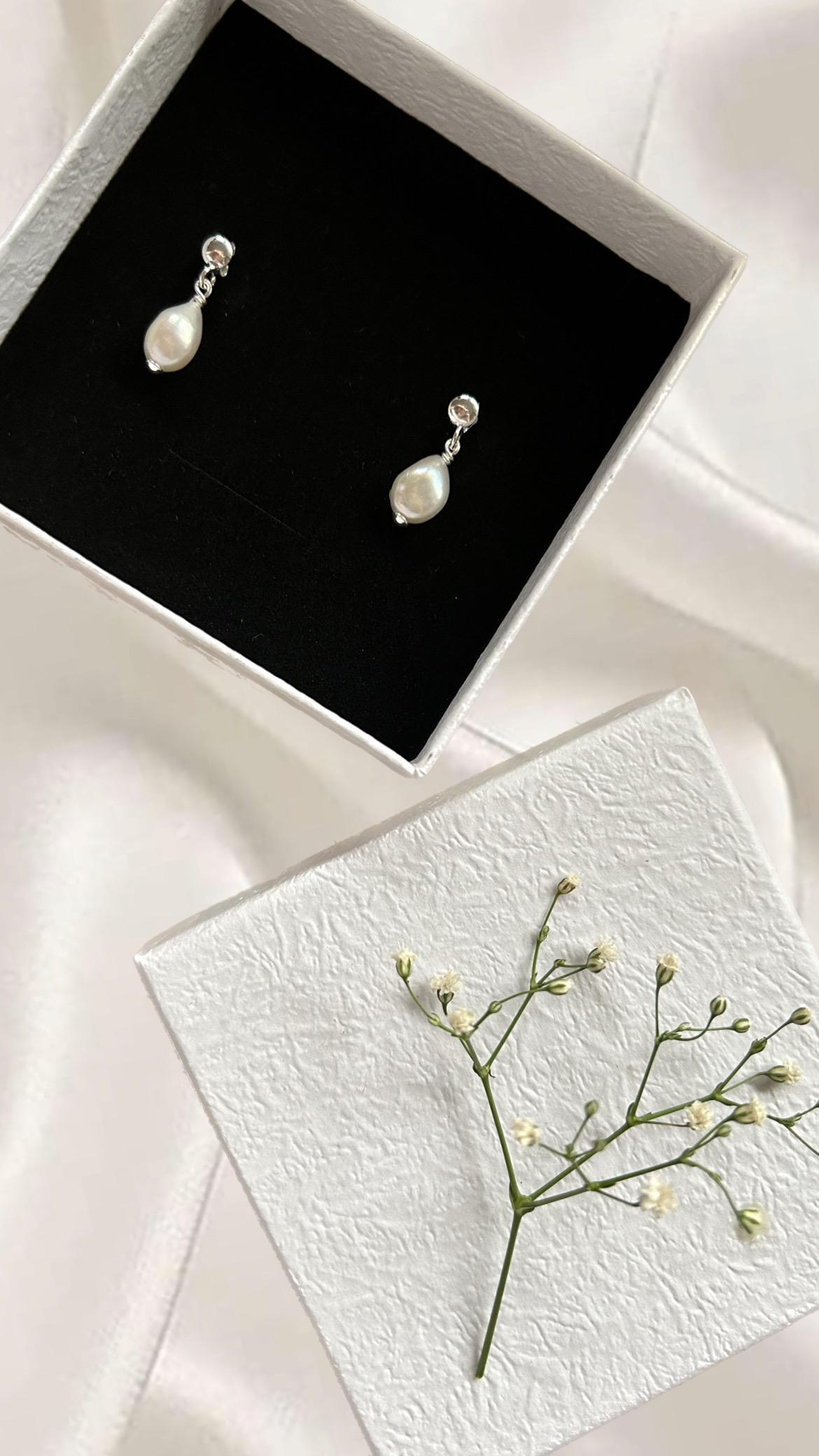 Silver Earrings | Elegant Dangly Freshwater Pearl For Brides Perfect Bridal Jewelry Gifts Women Delicate von DesignByMayaDE