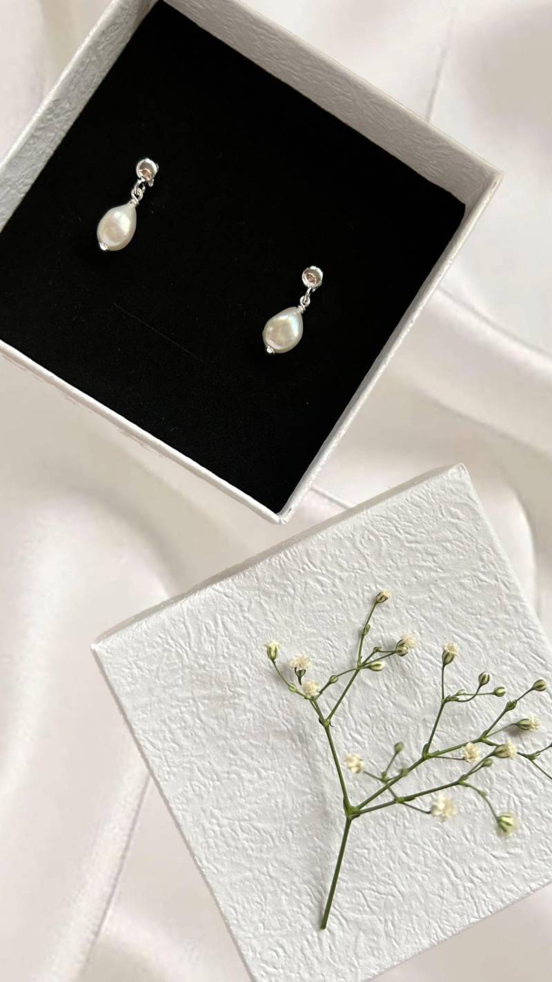 Silver Earrings | Elegant Dangly Freshwater Pearl For Brides Perfect Bridal Jewelry Gifts Women Delicate von DesignByMayaDE