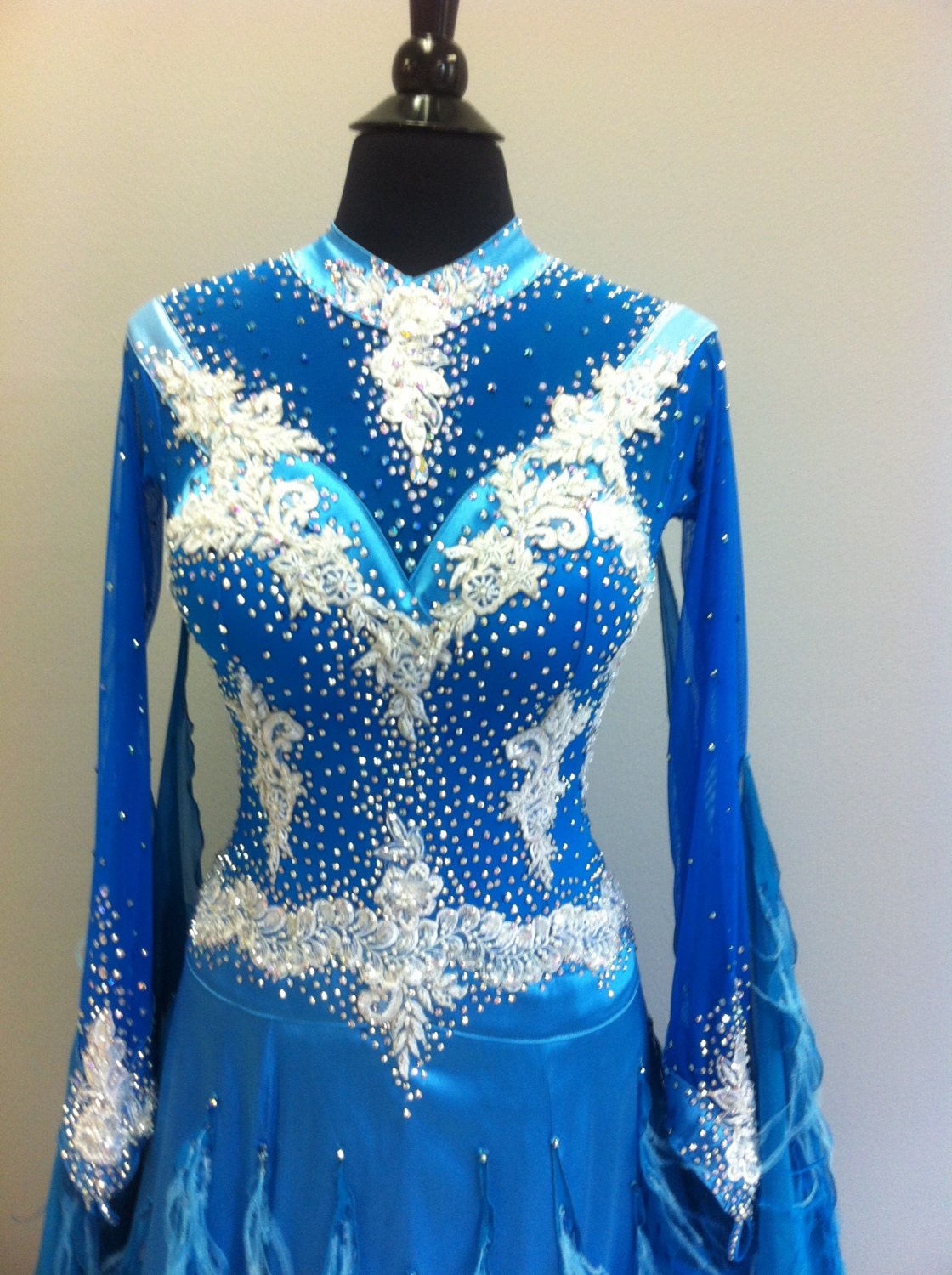 Blaues Standardtanz-Kleid Mit Federn Blaues Standardtanz-Kleid Mit Federn von DesignByNatasha