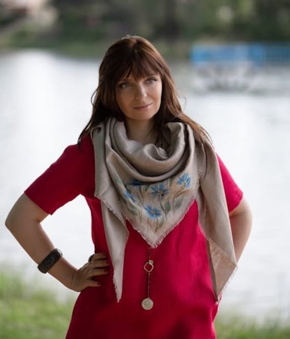 Blaue Kornblumenblätter Und Die Farbe Von Naturleinen. Einzigartiger, Handbemalter, Dreieckiger Leinenschal Für Frauen von DesignByZiedune