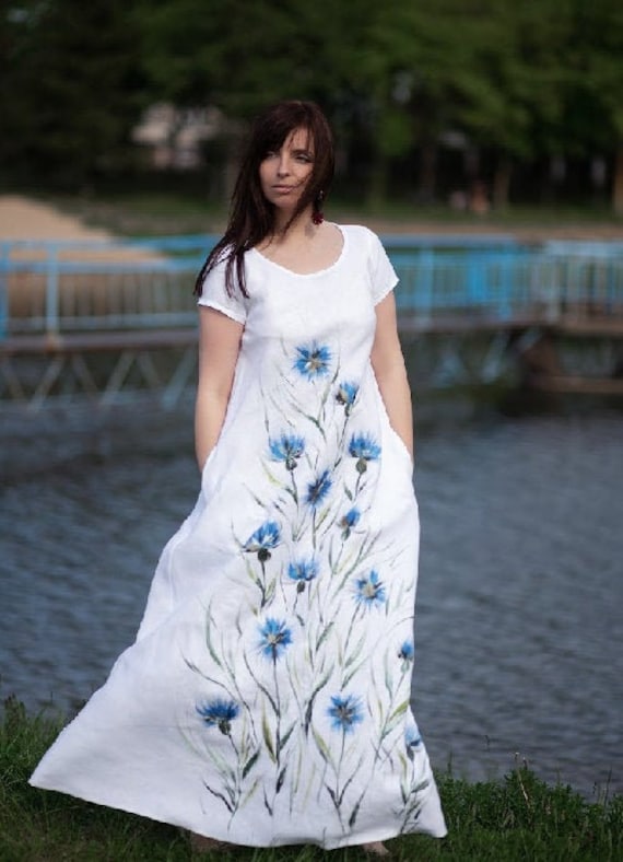 Blaue Kornblumenblätter. Weißes Leinen. Einzigartiges, Handbemaltes, Langes Kleid Für Frauen von DesignByZiedune
